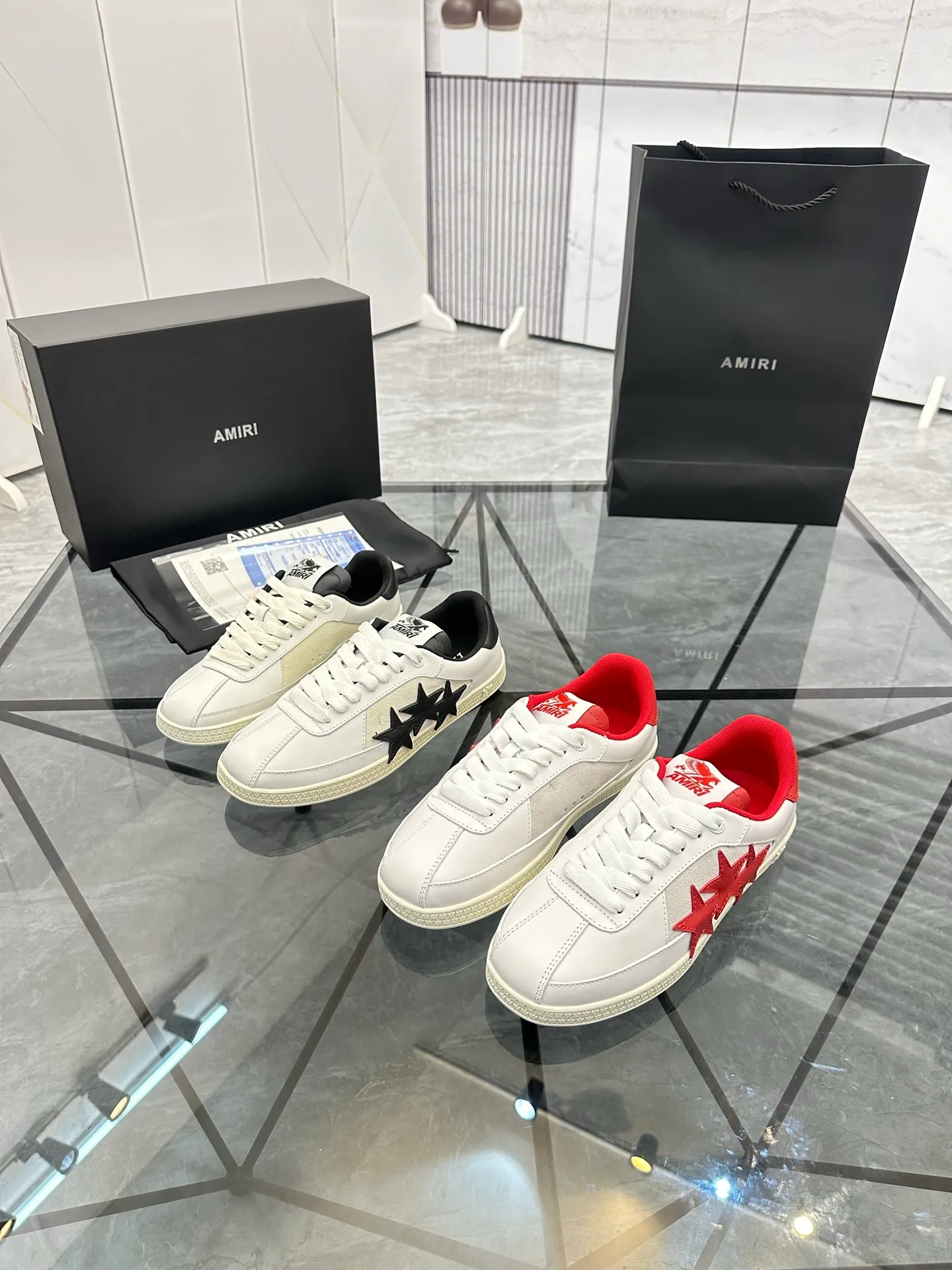 Men's shoes: 💰P560¥ Guangzhou top quality Product trademark: AMIRI* "Amir*" low-top casual shoes Regular size: 39-44 (can be customized to 45) Product material: imported first-layer cowhide leather upper, breathable lining, original outsole. Number: 525